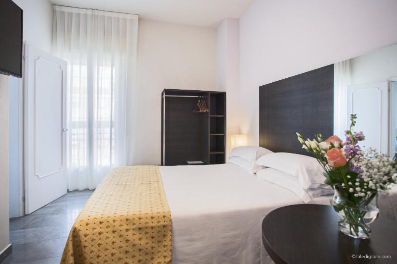 Double Room image 3