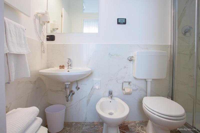 Twin Room image 3