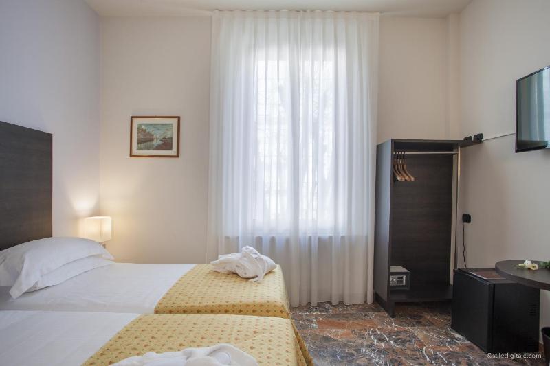 Twin Room image 4