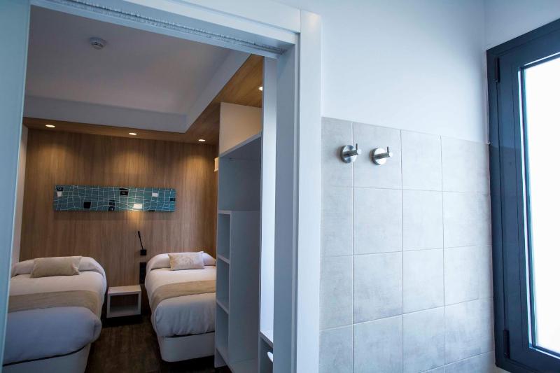 Twin Room with Private Bathroom image 3