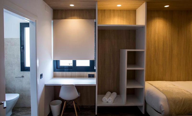Twin Room with Private Bathroom image 4