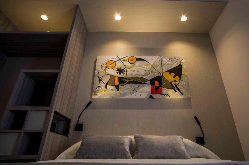 Queen Room with Private Bathroom image 3