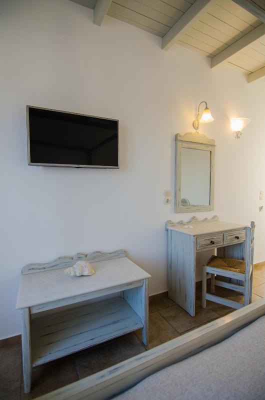 Deluxe Triple Room with Sea View image 2