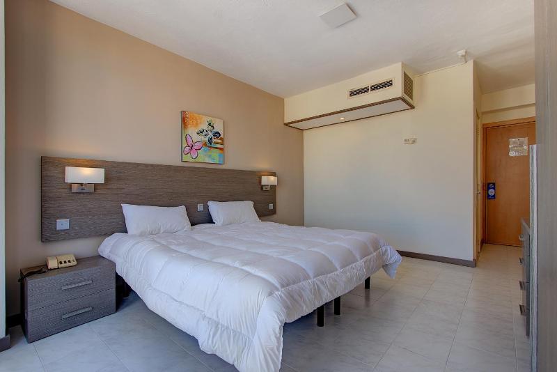 Double or Twin Room with Partial Sea View image 2