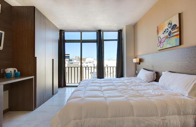Double or Twin Room with Partial Sea View image 3