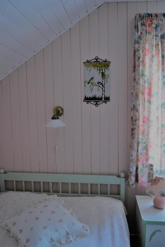 Standard Twin Room with Shared Bathroom image 3