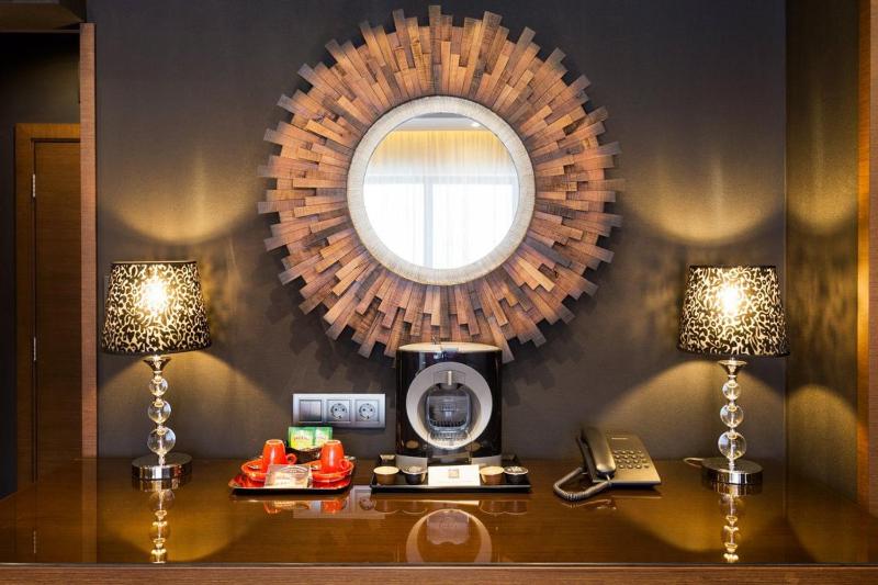 Deluxe King Suite image 4
