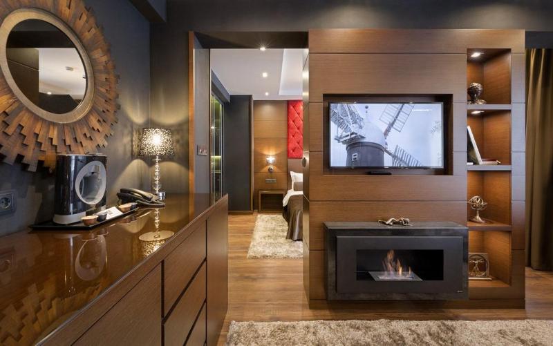 Deluxe King Suite image 3