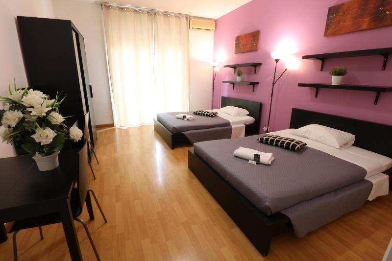 Twin Room with External Shared Bathroom image 2
