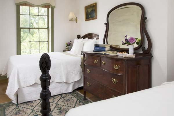 Queen Room with Balcony image 4