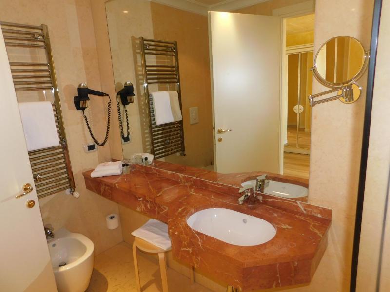 Deluxe Junior Suite with Balcony image 4
