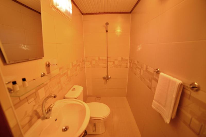 Classic Triple Room image 2