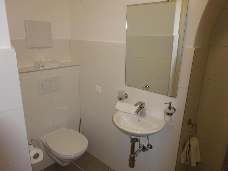 Single Room with Shower image 3