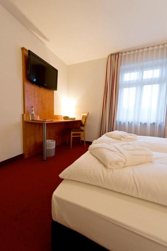 Standard Double Room image 4