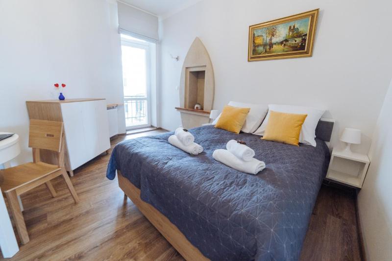 Deluxe Apartment with Balcony - 'Modern' image 2