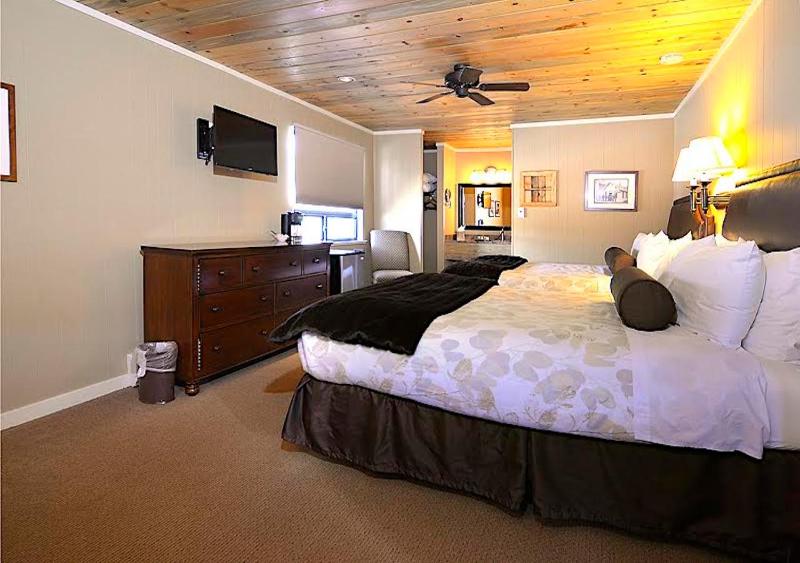 Queen Room with Two Queen Beds image 2