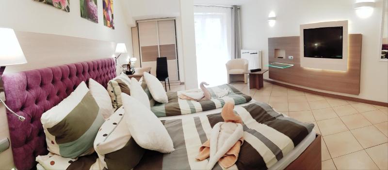 Economy Twin Room with Patio image 2