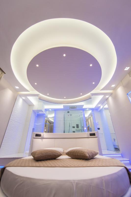 Deluxe Double Room with Spa Bath  image 1