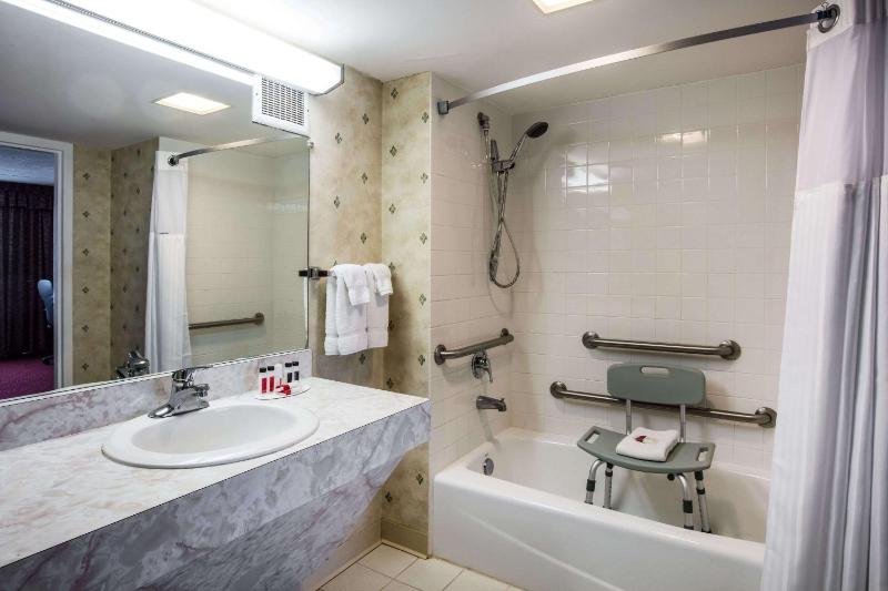 King Room with Bath Tub - Mobility Accessible/Non-Smoking image 2