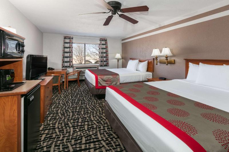 Queen Room with Two Queen Beds - Non-Smoking image 2