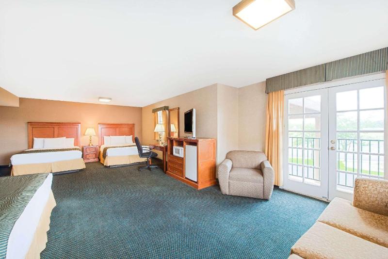 One-Bedroom Suite with 3 Queen Beds, Non-Smoking image 2