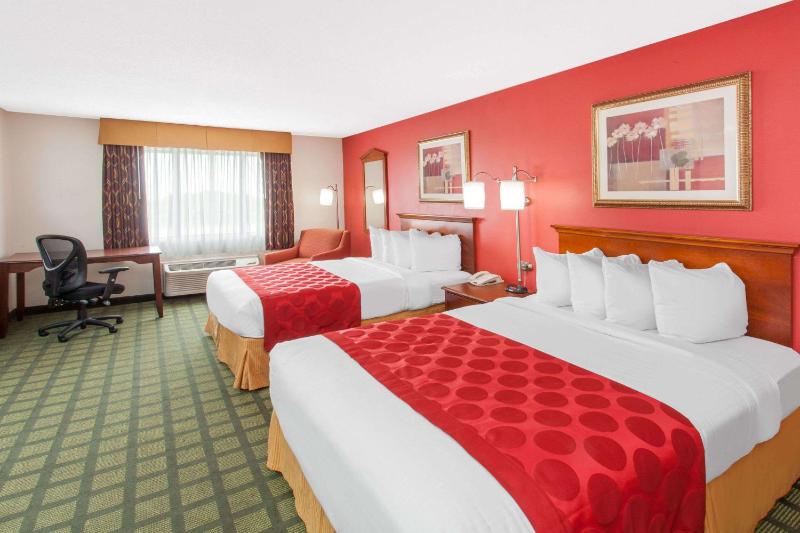 Queen Room with Two Queen Beds - Non-Smoking image 1