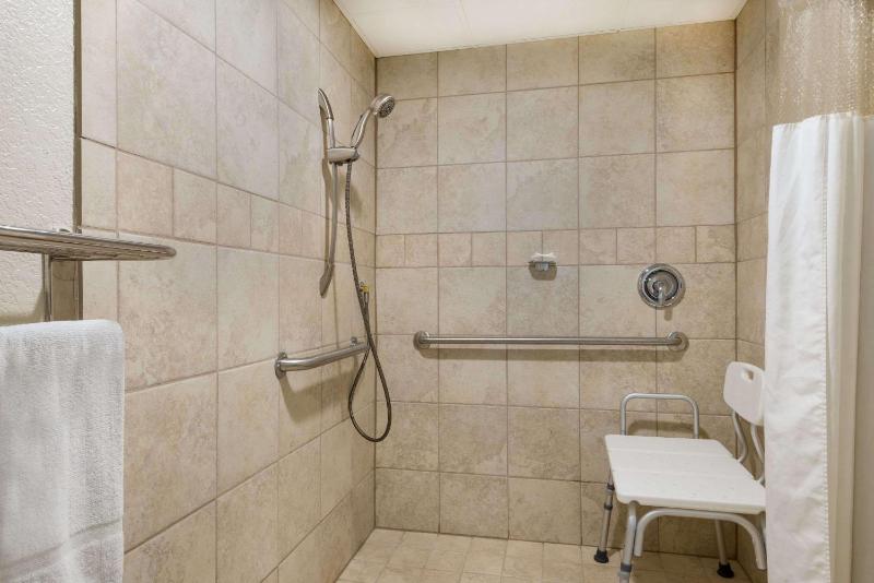 Queen Room - Mobility Access/Non-Smoking image 2
