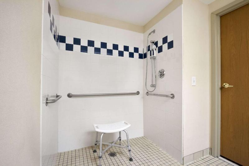 Ramada by Wyndham SeaTac Airport - image 2