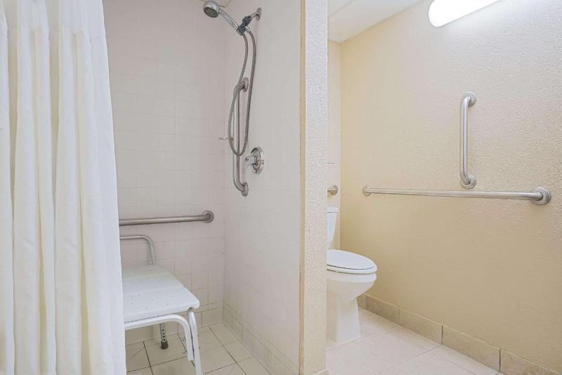 Queen Room with Roll-In Shower - Disability Access/Non-Smoking image 2