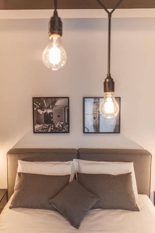 Deluxe King Room image 2