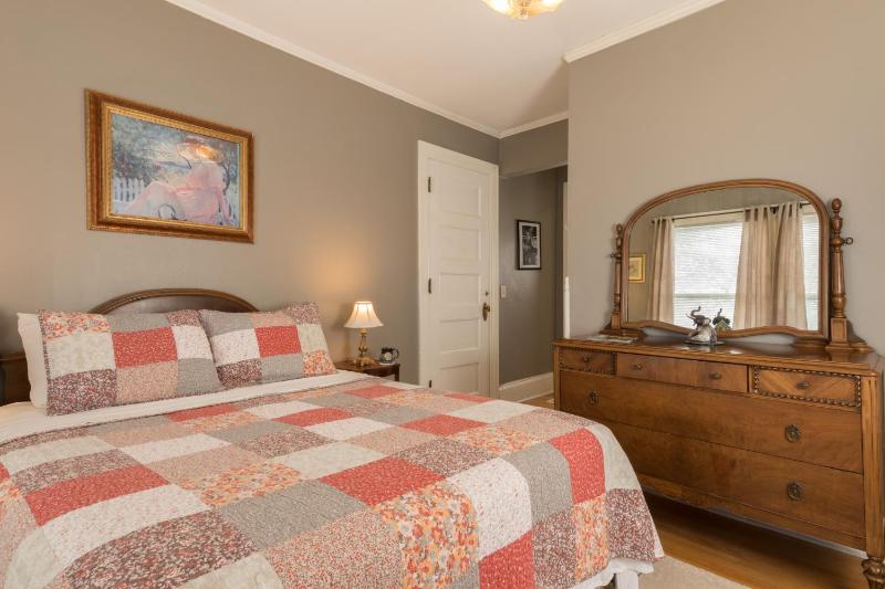 Queen Room with Spa Bath image 3