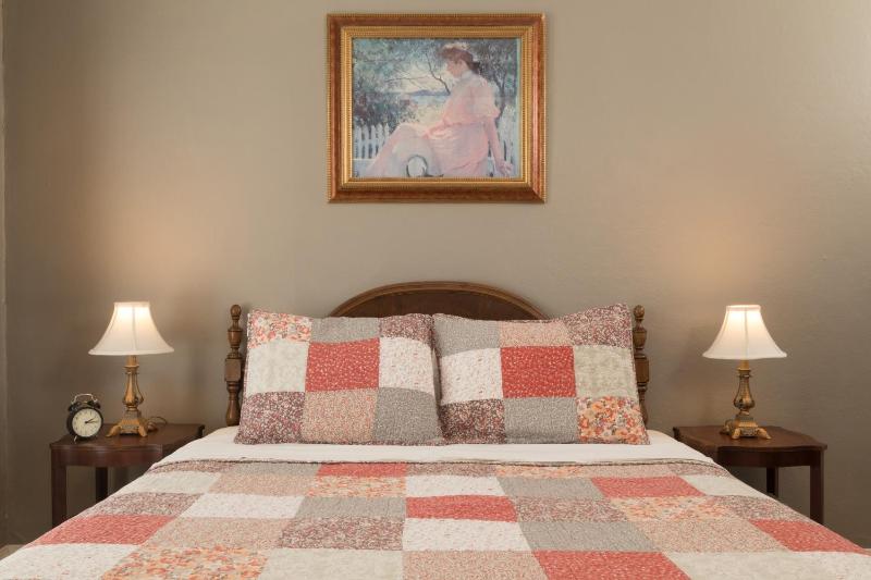 Queen Room with Spa Bath image 4