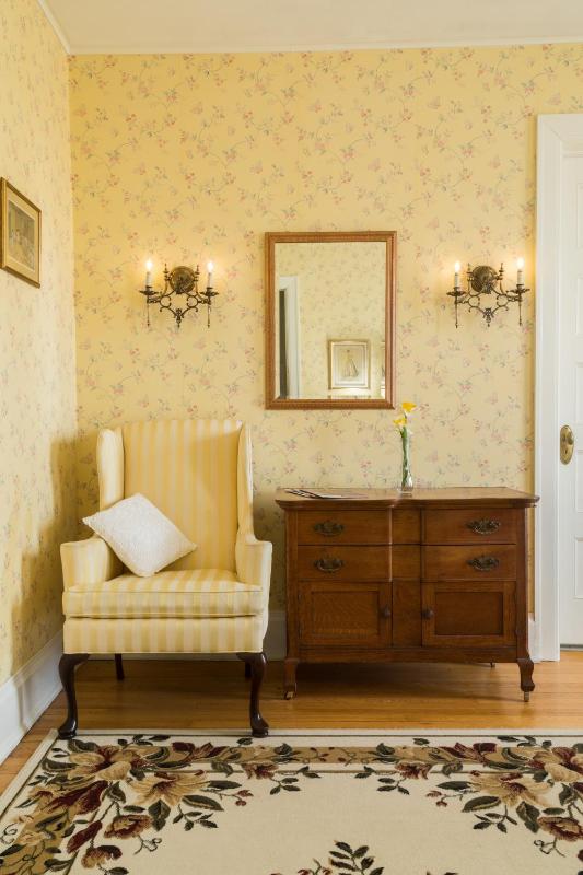Queen Room with Garden View image 4