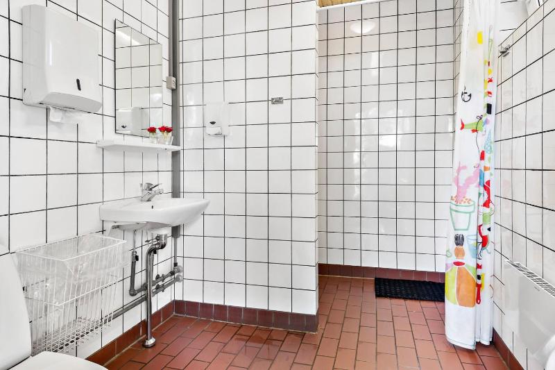 Cottage with Shared Bathroom image 4