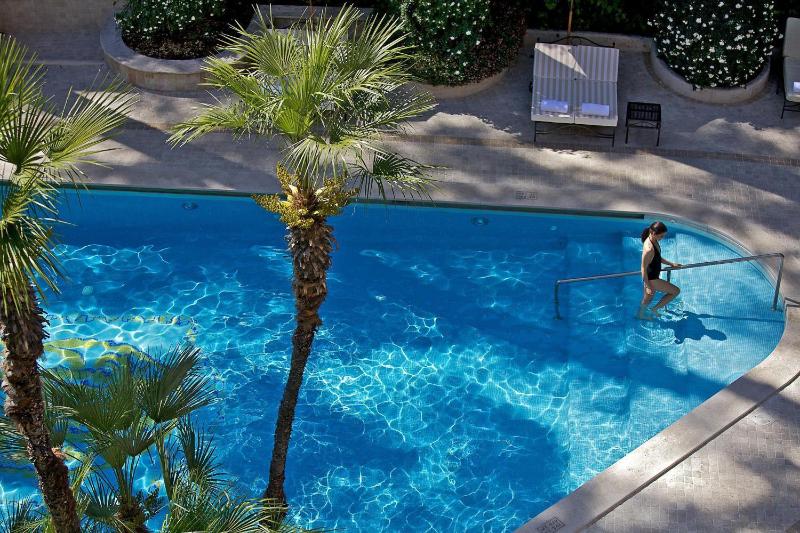 Prestige Double Room with Pool and Garden View image 3