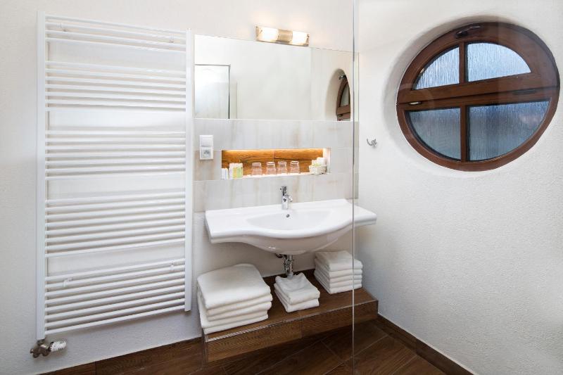 Two-Bedroom House - Hobit image 4