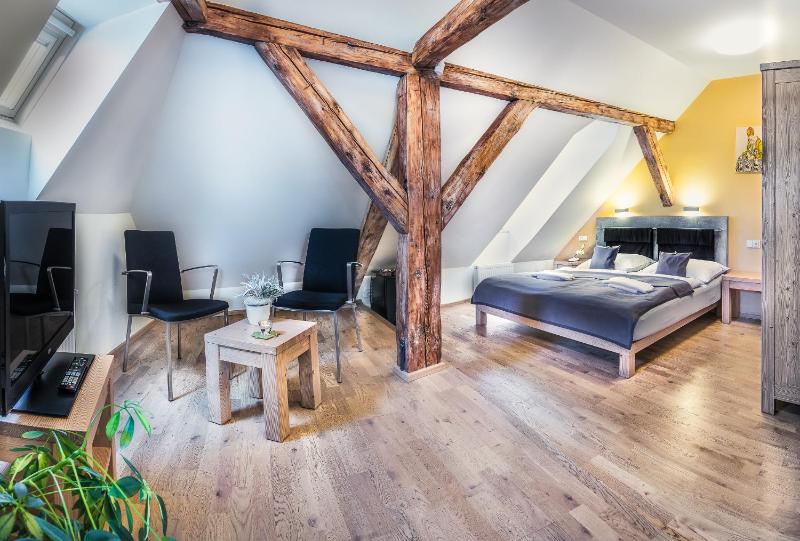 Double Room with Bathtub image 2