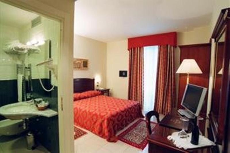 Double Room image 1