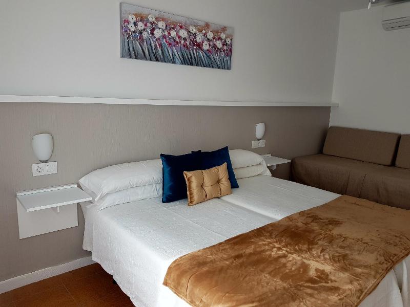 Double Room with Terrace image 2