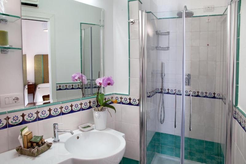 Deluxe Suite with Balcony and Sea View image 4