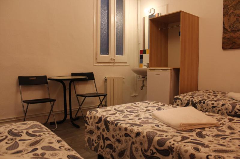 Triple Room with Shared Bathroom image 3