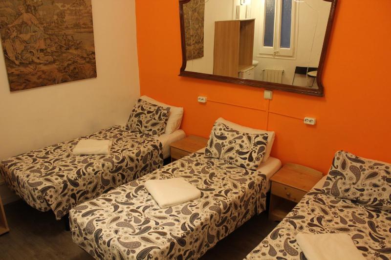 Triple Room with Shared Bathroom image 4