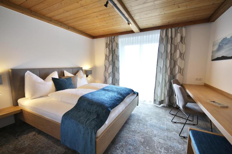 Deluxe Double Room with Balcony image 4