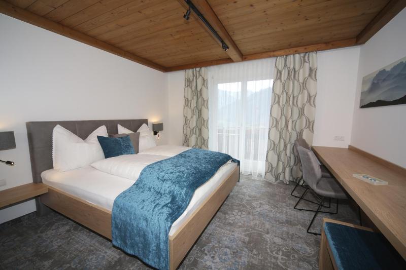 Deluxe Double Room with Balcony image 3