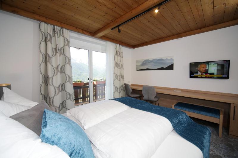 Deluxe Double Room with Balcony image 2