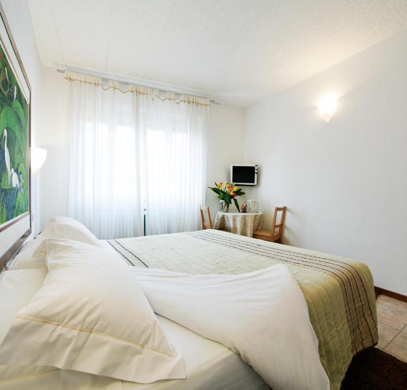 Double Room image 3