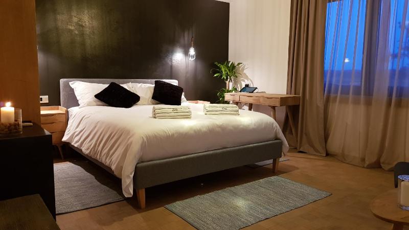 Double Room with Balcony image 2