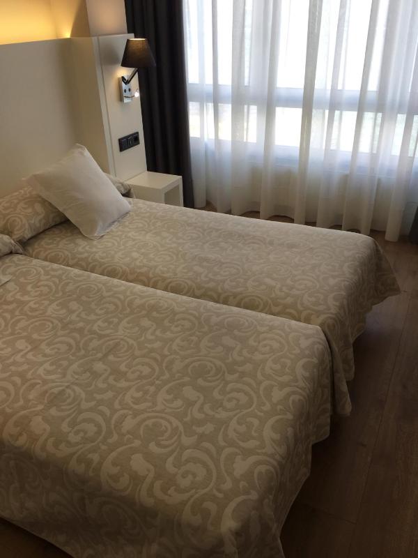 Standard Twin Room with Sea View image 4