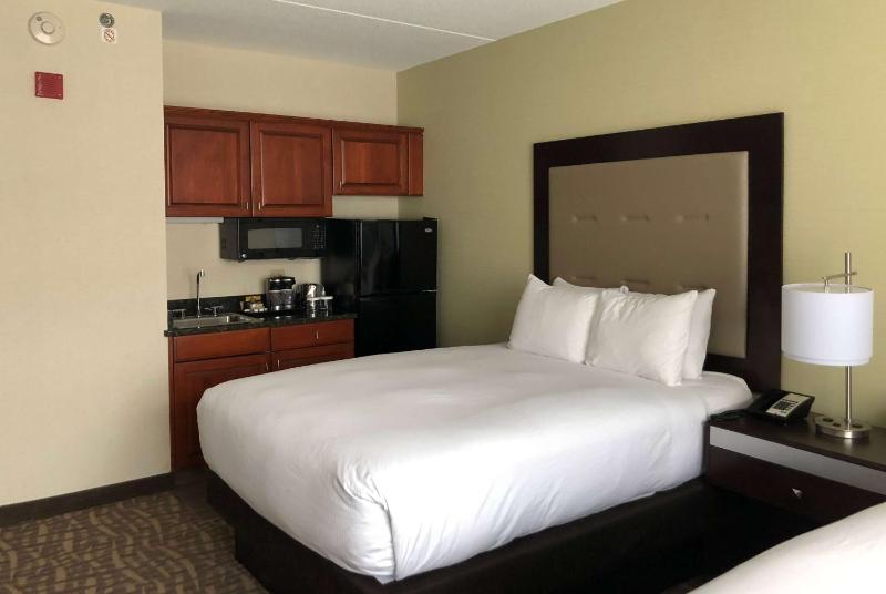 Deluxe Queen Room with Two Queen Beds - Non-Smoking image 2