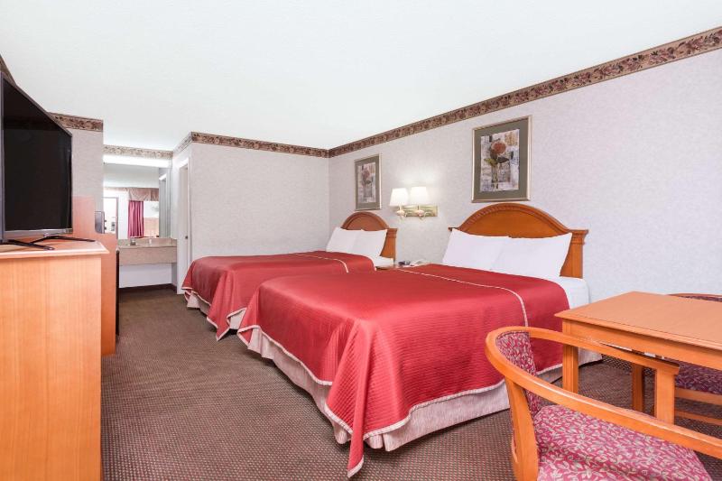 Queen Room with Two Queen Beds - Non-Smoking image 2